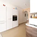 Modern Seaview Apartment *